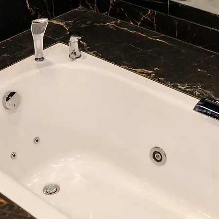 Leogrand Jacuzzi On Malaniuka 2